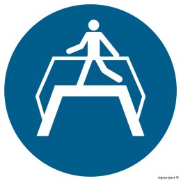Znak GJ023 Nakaz przechodzenia pomostem, 350x350 mm, TS - Płyta TD fotoluminescencyjna