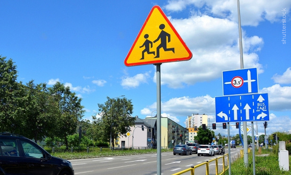 Jak zapewnić dobrą widoczność znaków na drodze?